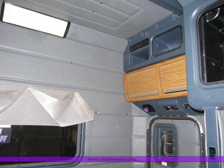 image for item 4000 2000 Peterbilt Conventional 379-127 semi tractor