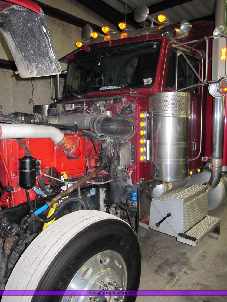 image for item 4000 2000 Peterbilt Conventional 379-127 semi tractor