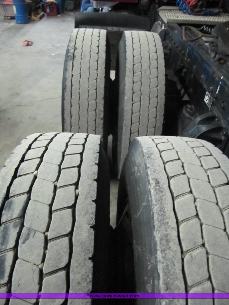 image for item 4000 2000 Peterbilt Conventional 379-127 semi tractor