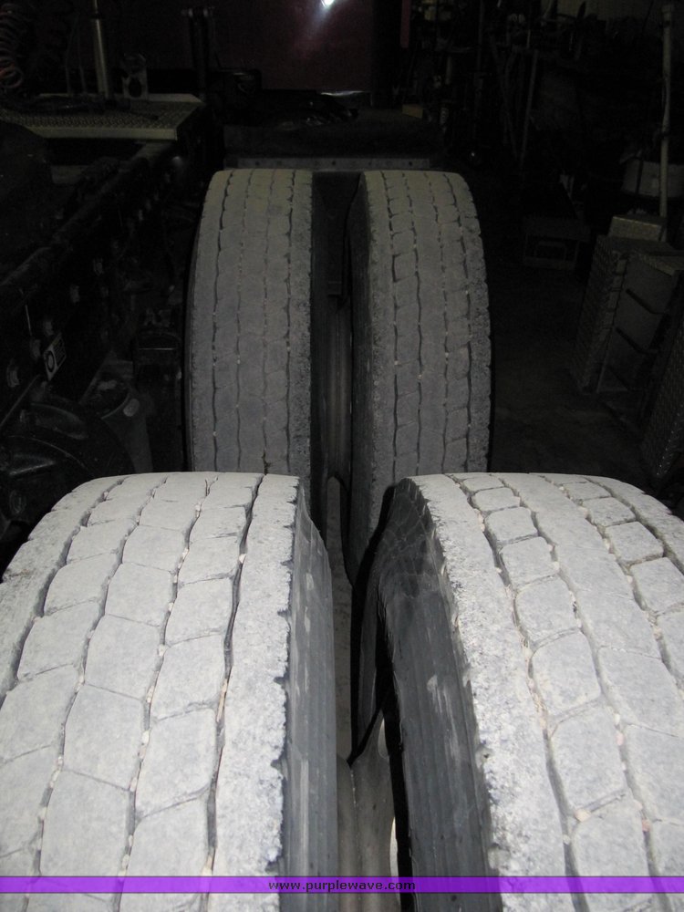 image for item 4000 2000 Peterbilt Conventional 379-127 semi tractor