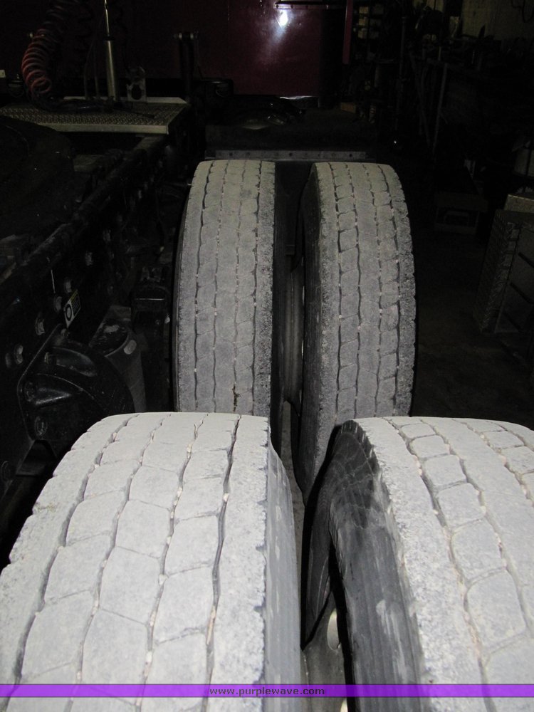 image for item 4000 2000 Peterbilt Conventional 379-127 semi tractor