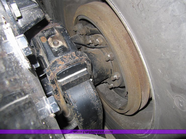 image for item 4000 2000 Peterbilt Conventional 379-127 semi tractor