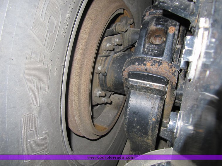 image for item 4000 2000 Peterbilt Conventional 379-127 semi tractor