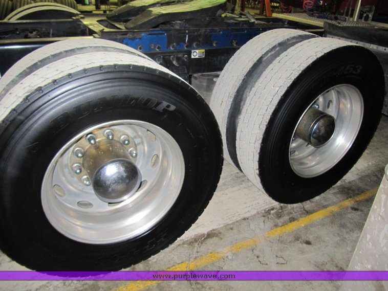 image for item 4000 2000 Peterbilt Conventional 379-127 semi tractor