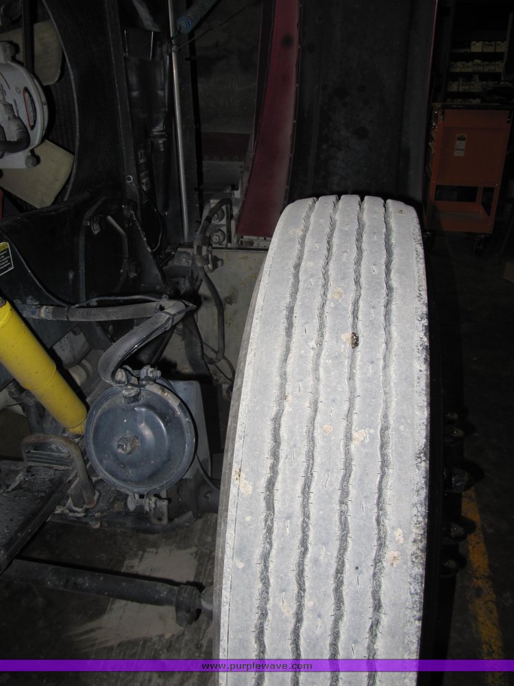 image for item 4000 2000 Peterbilt Conventional 379-127 semi tractor