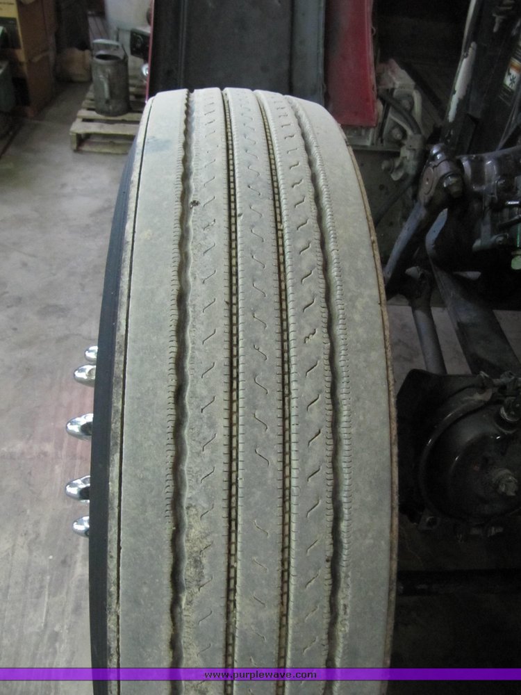 image for item 4000 2000 Peterbilt Conventional 379-127 semi tractor