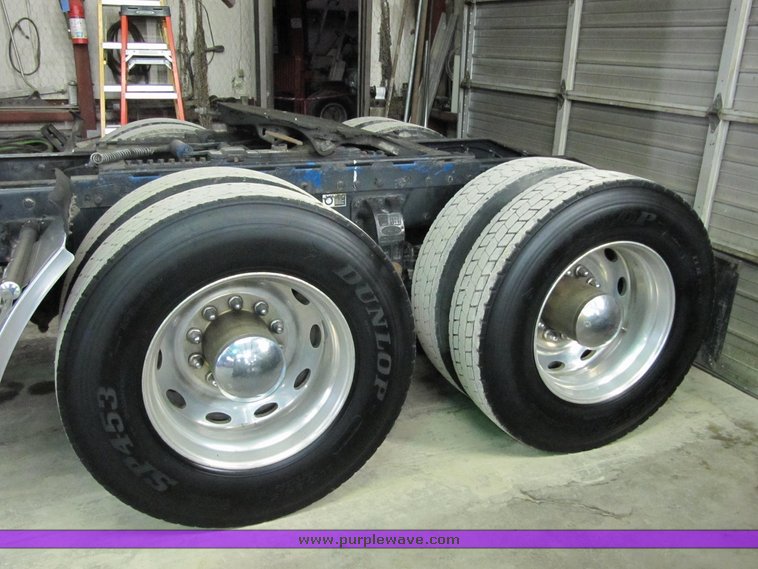 image for item 4000 2000 Peterbilt Conventional 379-127 semi tractor