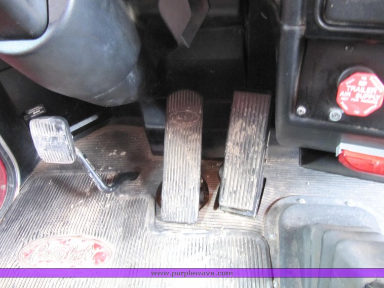 image for item 4003 2003 Peterbilt Conventional 379-119 semi tractor