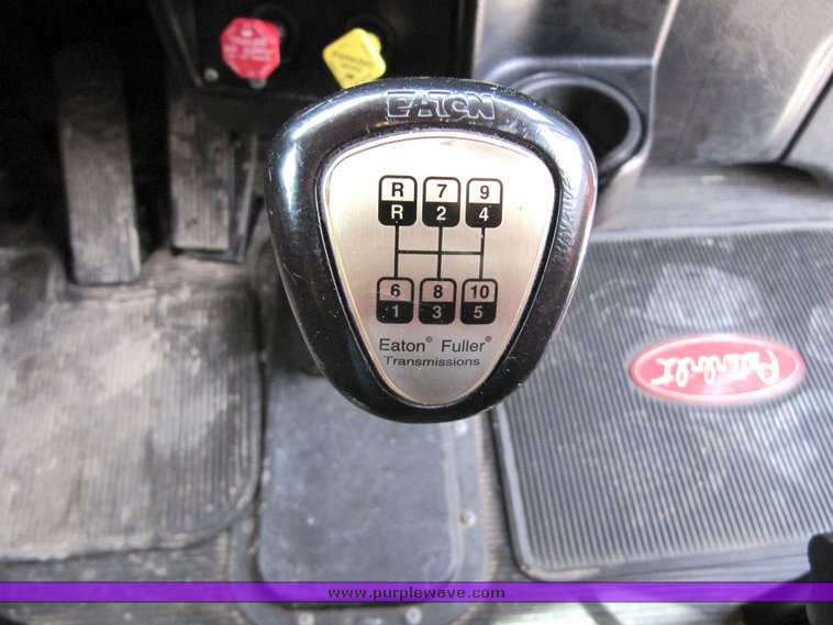 image for item 4003 2003 Peterbilt Conventional 379-119 semi tractor