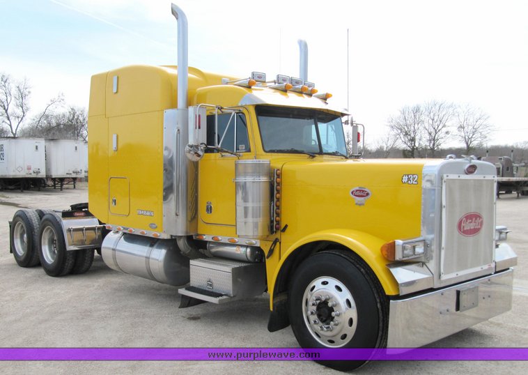 image for item 4004 2001 Peterbilt Conventional 379 semi tractor