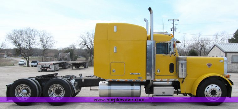 image for item 4004 2001 Peterbilt Conventional 379 semi tractor