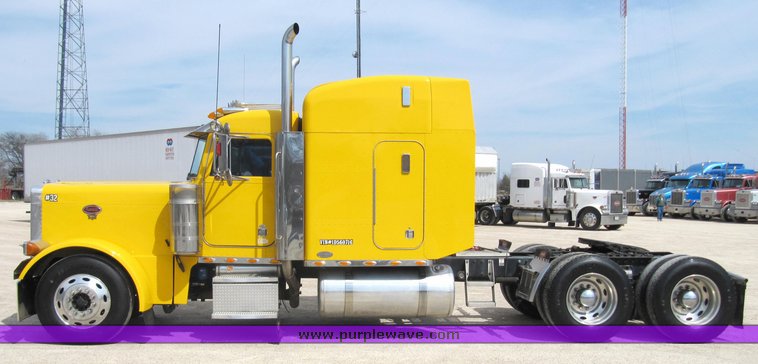 image for item 4004 2001 Peterbilt Conventional 379 semi tractor