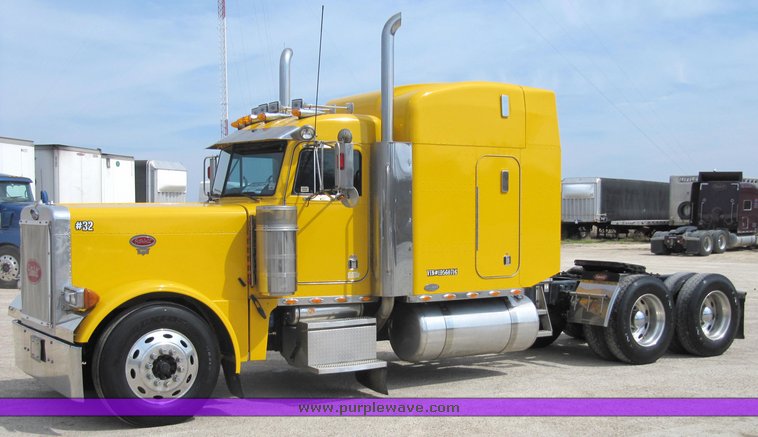 image for item 4004 2001 Peterbilt Conventional 379 semi tractor