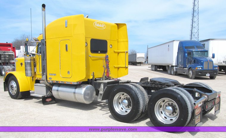 image for item 4004 2001 Peterbilt Conventional 379 semi tractor