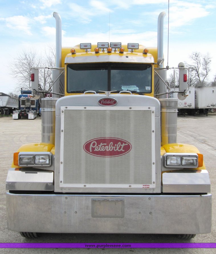 image for item 4004 2001 Peterbilt Conventional 379 semi tractor