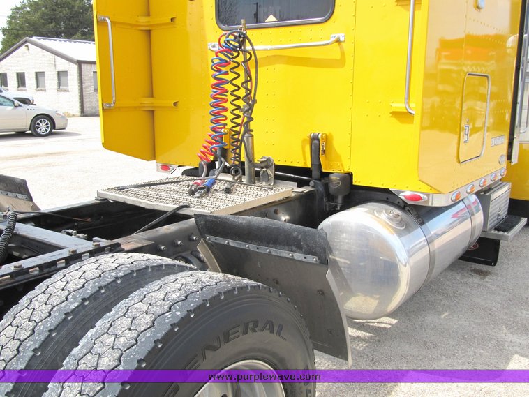 image for item 4004 2001 Peterbilt Conventional 379 semi tractor