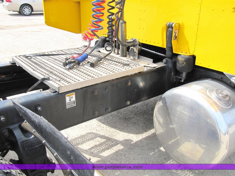 image for item 4004 2001 Peterbilt Conventional 379 semi tractor