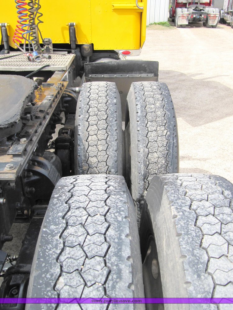 image for item 4004 2001 Peterbilt Conventional 379 semi tractor