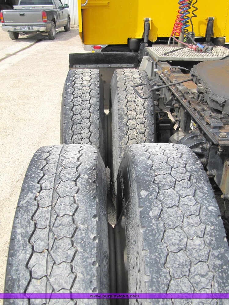 image for item 4004 2001 Peterbilt Conventional 379 semi tractor