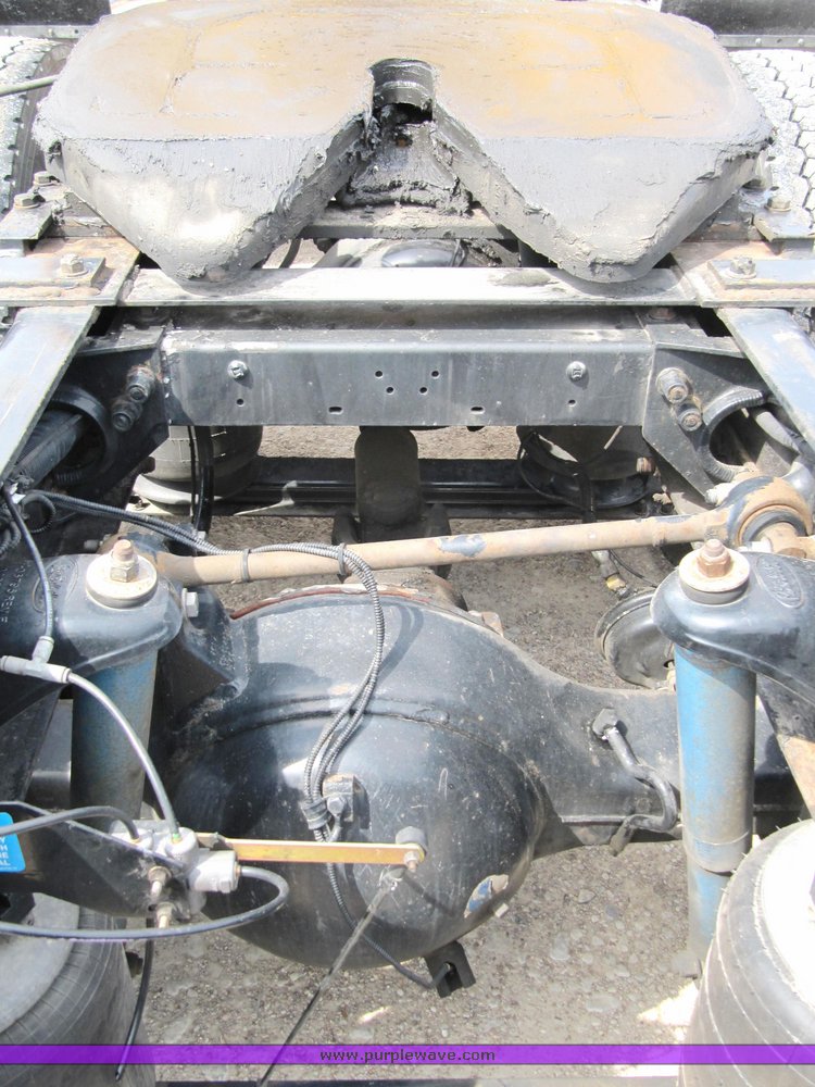 image for item 4004 2001 Peterbilt Conventional 379 semi tractor