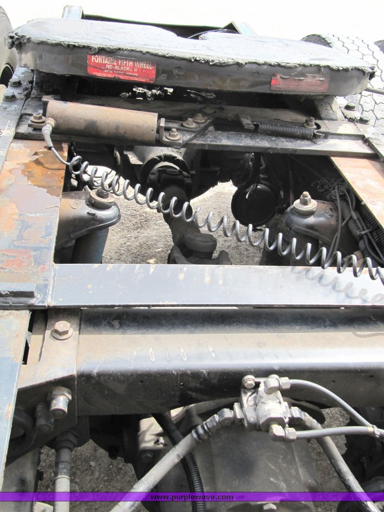 image for item 4004 2001 Peterbilt Conventional 379 semi tractor