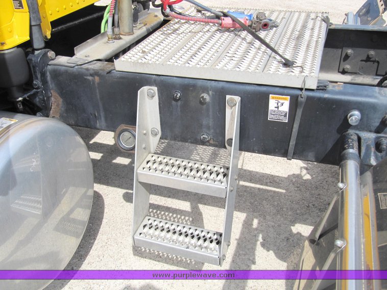 image for item 4004 2001 Peterbilt Conventional 379 semi tractor