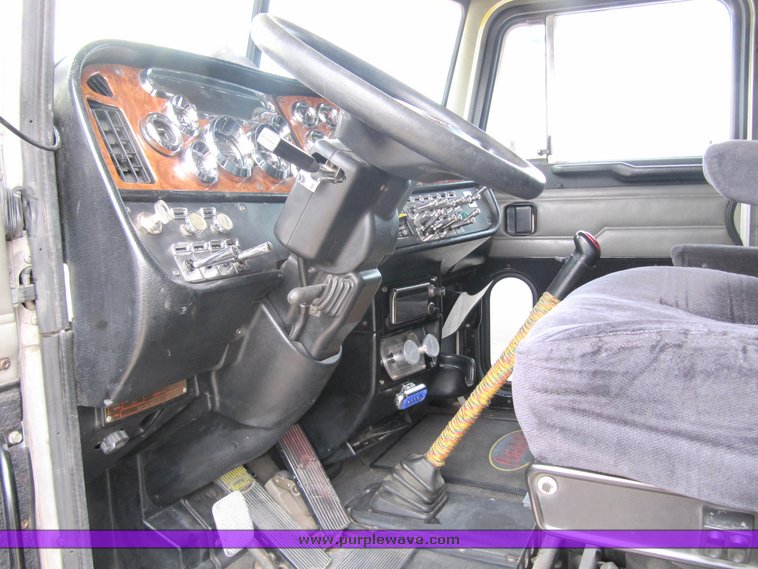 image for item 4004 2001 Peterbilt Conventional 379 semi tractor