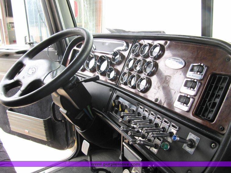 image for item 4004 2001 Peterbilt Conventional 379 semi tractor