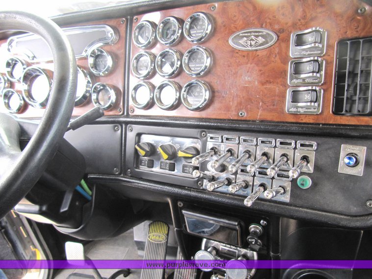 image for item 4004 2001 Peterbilt Conventional 379 semi tractor