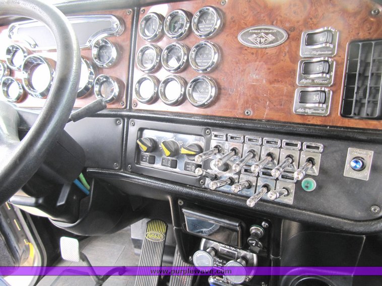 image for item 4004 2001 Peterbilt Conventional 379 semi tractor