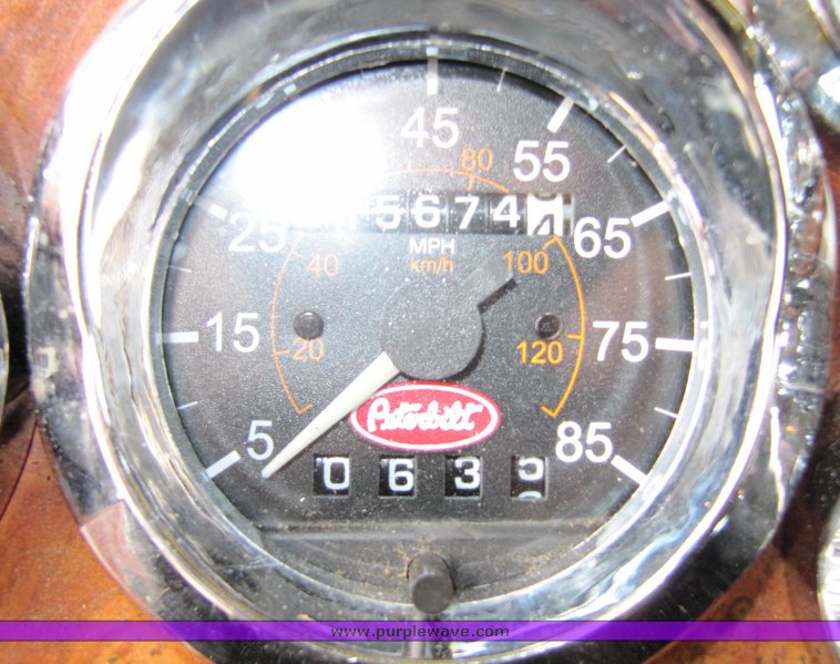 image for item 4004 2001 Peterbilt Conventional 379 semi tractor