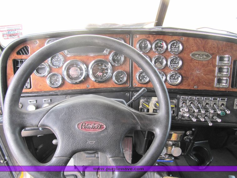 image for item 4004 2001 Peterbilt Conventional 379 semi tractor