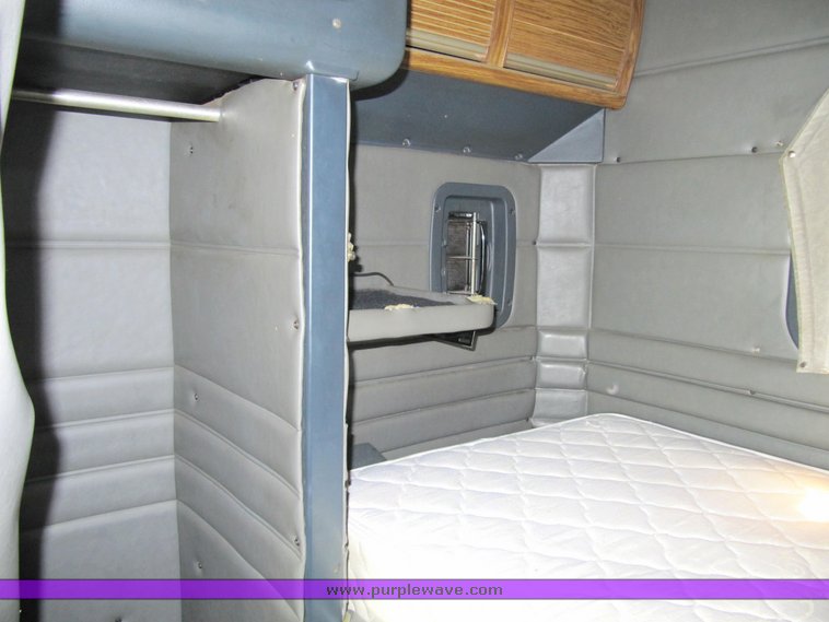 image for item 4004 2001 Peterbilt Conventional 379 semi tractor