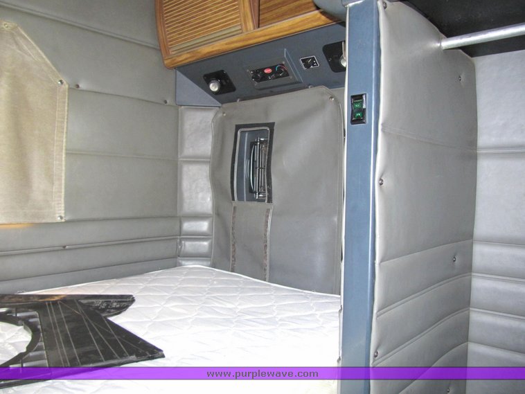 image for item 4004 2001 Peterbilt Conventional 379 semi tractor