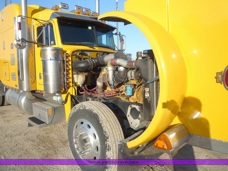 image for item 4004 2001 Peterbilt Conventional 379 semi tractor