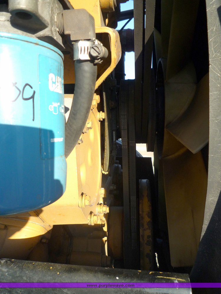 image for item 4004 2001 Peterbilt Conventional 379 semi tractor