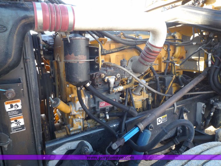 image for item 4004 2001 Peterbilt Conventional 379 semi tractor