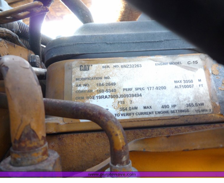 image for item 4004 2001 Peterbilt Conventional 379 semi tractor