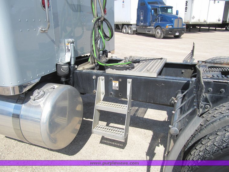 image for item 4005 2003 Peterbilt Conventional 379-119 semi tractor