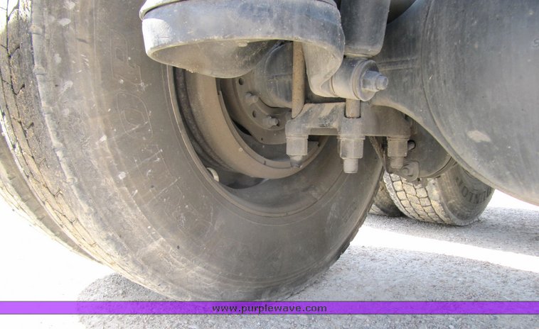 image for item 4005 2003 Peterbilt Conventional 379-119 semi tractor