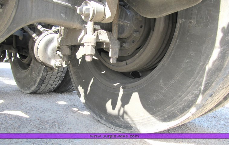 image for item 4005 2003 Peterbilt Conventional 379-119 semi tractor