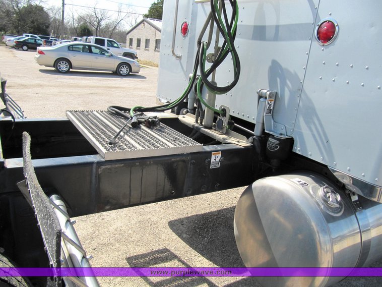 image for item 4005 2003 Peterbilt Conventional 379-119 semi tractor