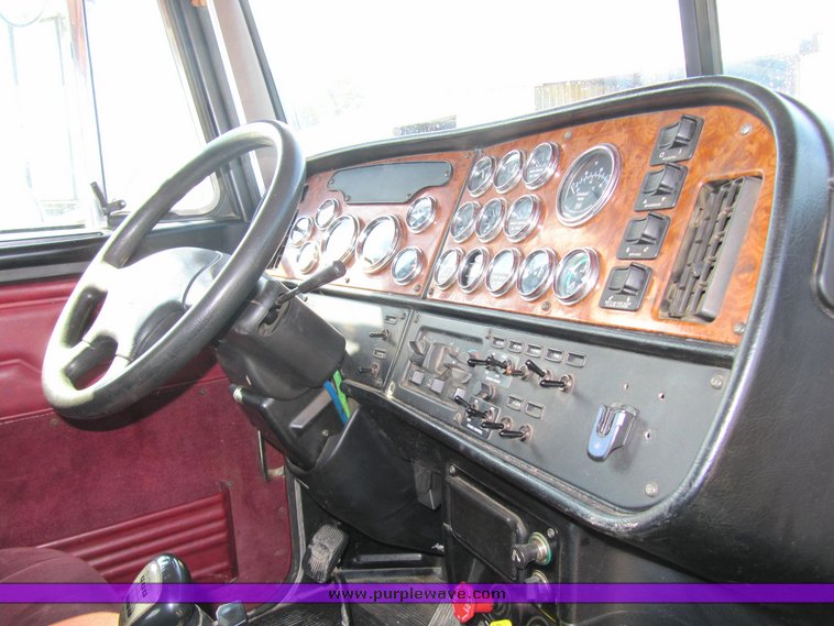 image for item 4005 2003 Peterbilt Conventional 379-119 semi tractor