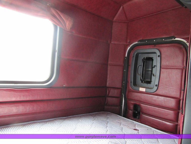 image for item 4005 2003 Peterbilt Conventional 379-119 semi tractor