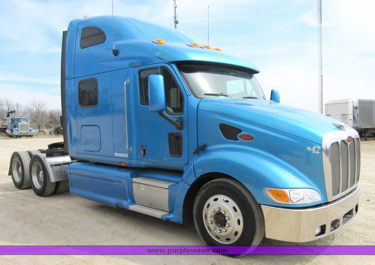 image for item 4006 2001 Peterbilt 387 semi tractor