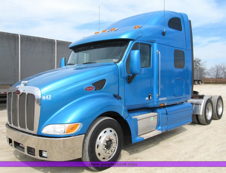 image for item 4006 2001 Peterbilt 387 semi tractor