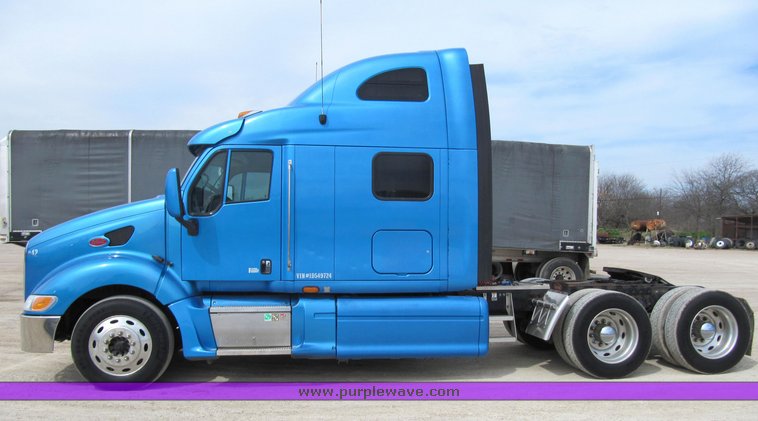 image for item 4006 2001 Peterbilt 387 semi tractor