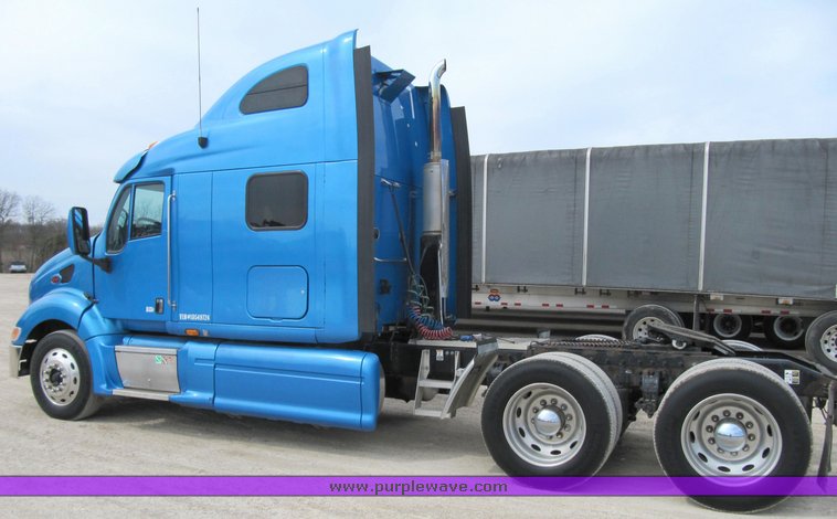 image for item 4006 2001 Peterbilt 387 semi tractor