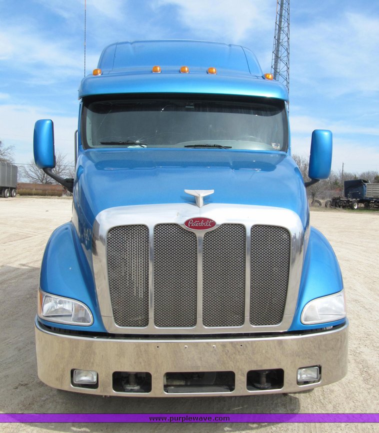 image for item 4006 2001 Peterbilt 387 semi tractor