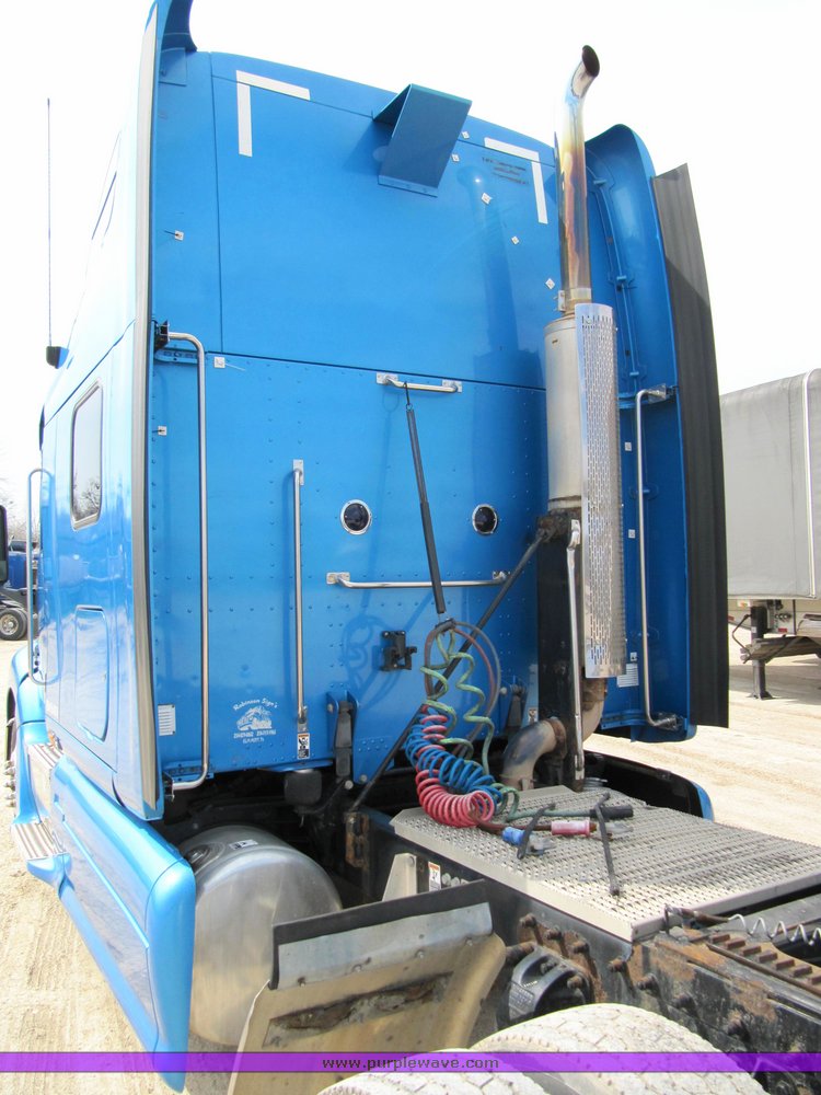 image for item 4006 2001 Peterbilt 387 semi tractor